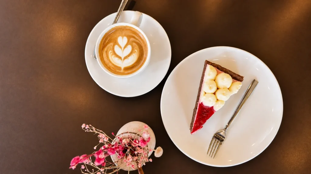 Kaffee mit Latte Art und Kuchen im Lemon Club in Soest