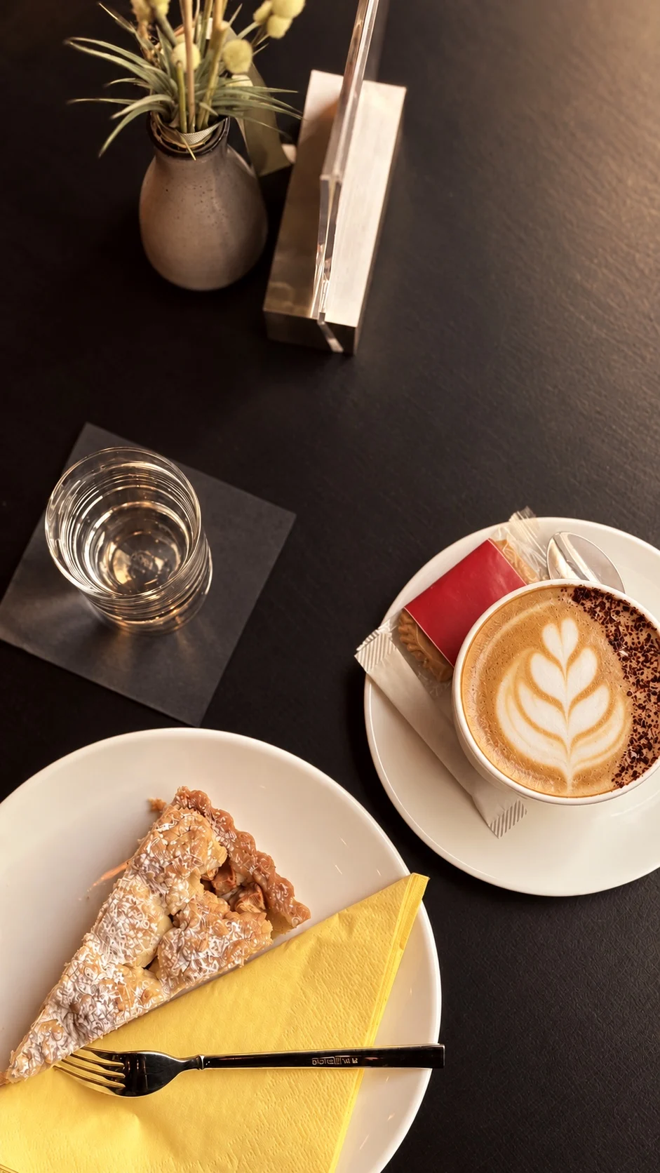 Barista-Kaffee mit Latte Art und Kuchen im Lemon Club in Soest