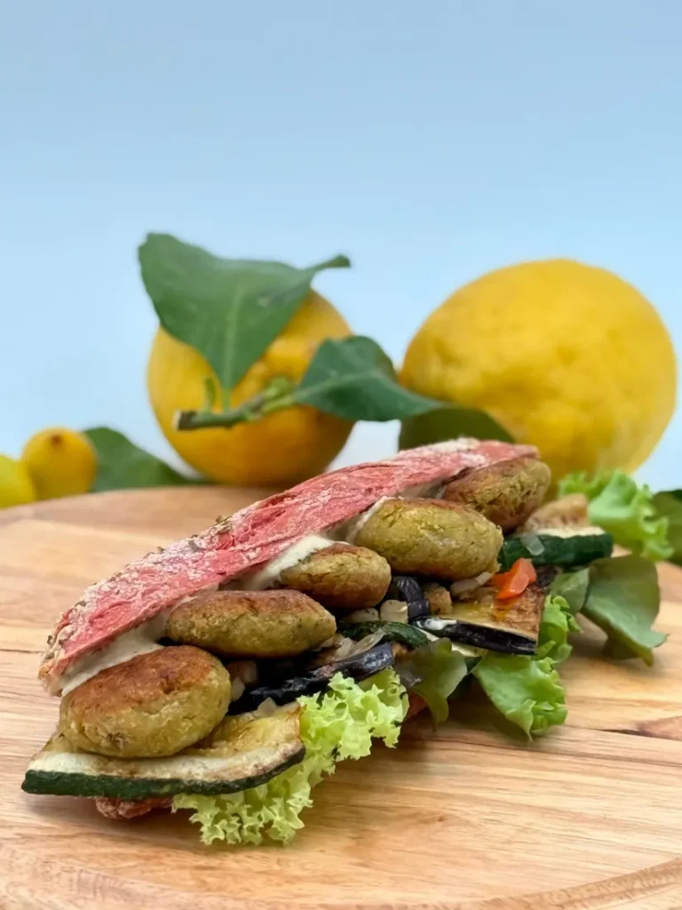 Belegtes Falafel-Baguette im Lemon Club in Soest