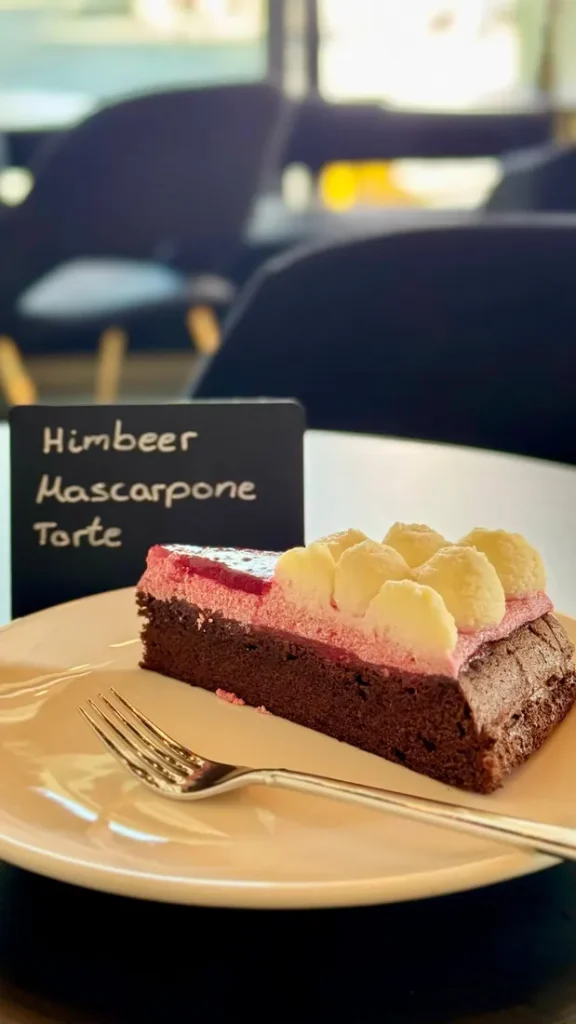 Kuchen aus der Vitrine im Lemon Club in Soest